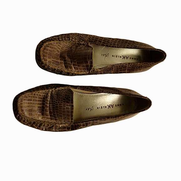Step into Sophistication: Anne Klein iflex Size 5 Ladies Loafers - Picture 2 of 3